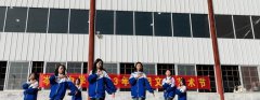 整理着装神情端庄只为在舞台上展现最好的比赛效果